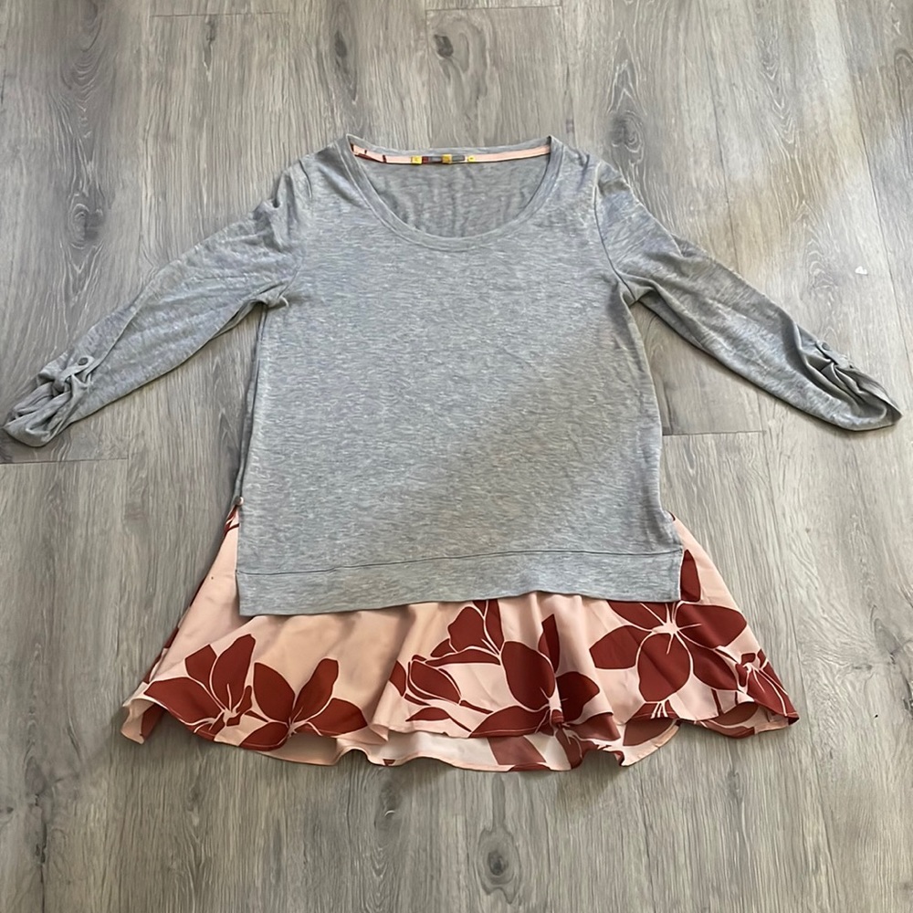 3/4 length sleeved pull over with accent fabric